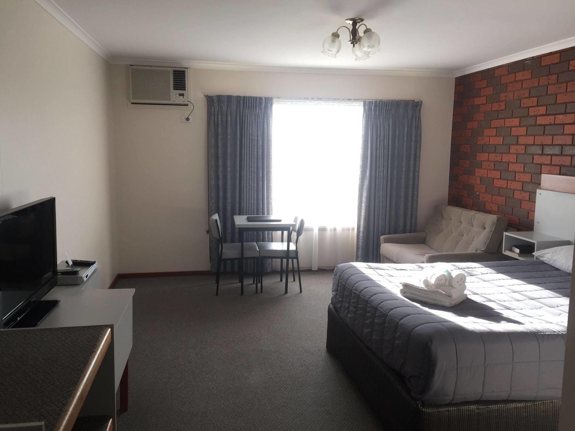 Views Motor 4* Warragul
